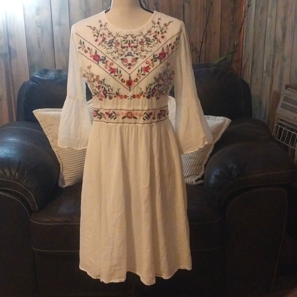 Dresses & Skirts - White Midi Dress with Floral Embroidery Size M
